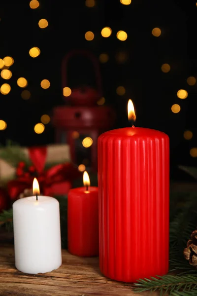 Velas Ardientes Decoración Navidad Mesa Madera Contra Luces Festivas Borrosas —  Fotos de Stock