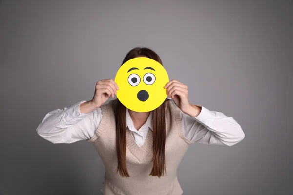 Mulher Cobrindo Rosto Com Emoji Chocado Fundo Cinza — Fotografia de Stock