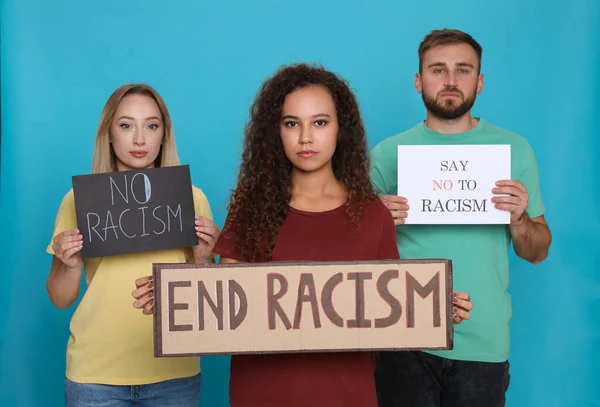 Emberek Csoportja Akik Táblákat Tartanak Világoskék Háttérrel Rasszizmus Fogalma — Stock Fotó