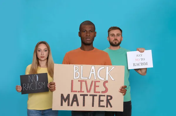 Grupo Personas Sosteniendo Letreros Sobre Fondo Azul Claro Concepto Racismo —  Fotos de Stock