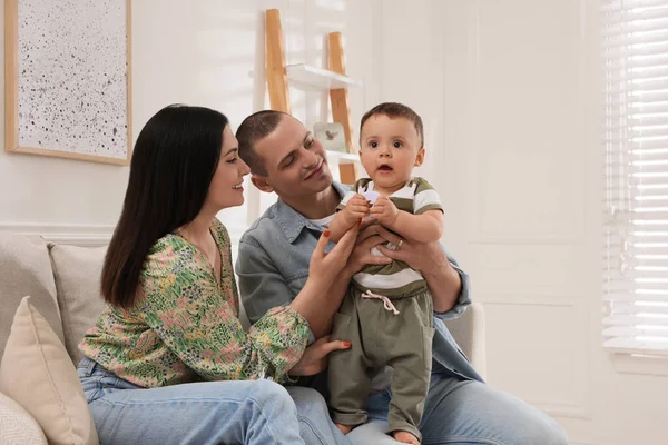 Porträtt Lycklig Familj Med Litet Barn Hemma — Stockfoto