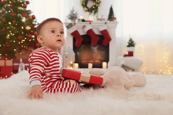 Niedliches Baby Mit Geschenkbox Auf Dem Boden Weihnachtlich Dekorierten Zimmer — Stockfoto