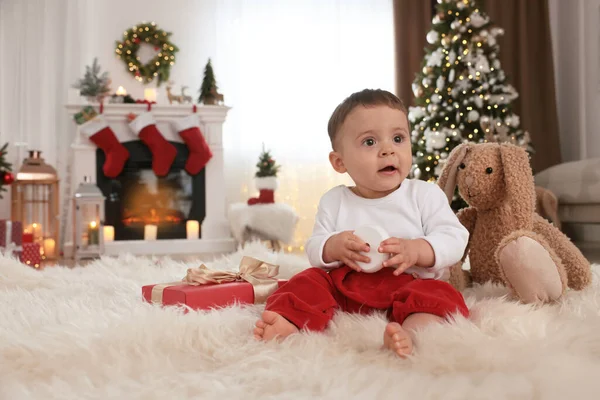 Dziecko Zabawkami Podłodze Pokoju Urządzone Boże Narodzenie — Zdjęcie stockowe
