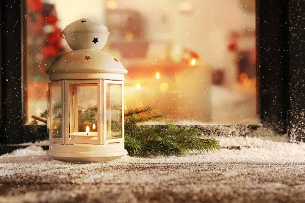 窗外有烛光和冷杉枝条的灯笼 圣诞前夕 — 图库照片