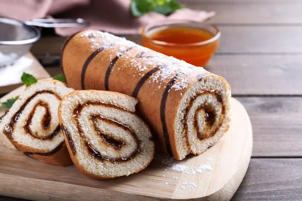 Sabroso Rollo Pastel Con Mermelada Mesa Madera — Foto de Stock