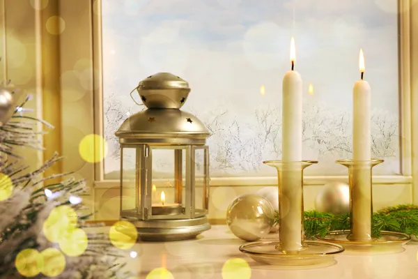 Brennende Kerzen Und Festliche Dekoration Auf Weißen Fensterbänken Drinnen Heiligabend — Stockfoto