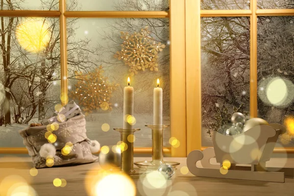 촛불태우기 상자들이 그리고 실내에 장작더미 에서의 디오르 크리스마스 — 스톡 사진