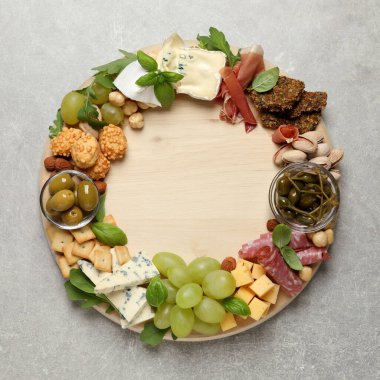 Işık masasında farklı lezzetli aperatifler, üst manzara.