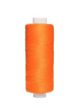 Beyaz üzerine izole edilmiş turuncu dikiş ipliği