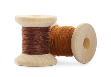 Beyaz arkaplanda farklı renkli dikiş iplikleri