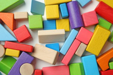 Beyaz zemin üzerinde ahşap yapı seti, üst görünüm