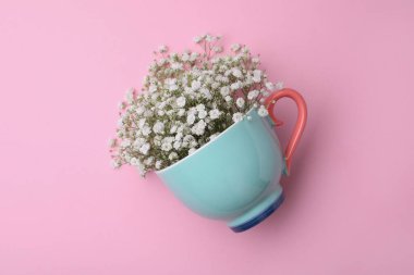 Pembe arka planda fincanda güzel bir çingene manzarası.