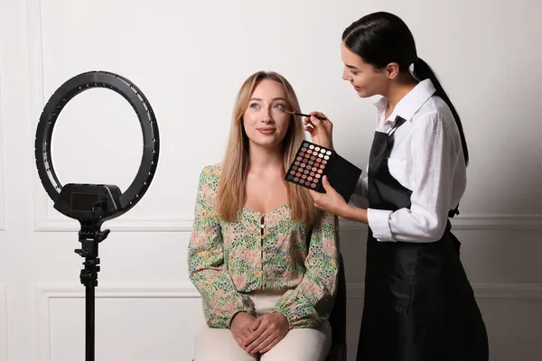 Professionelle Maskenbildnerin Arbeitet Mit Schönen Jungen Frau Der Nähe Der — Stockfoto