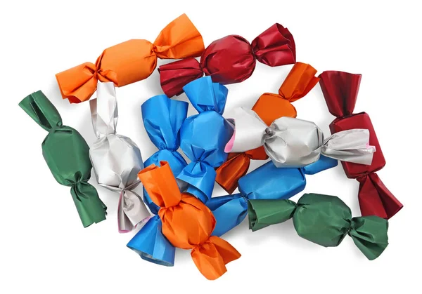 Veel Snoepjes Kleurrijke Wrappers Witte Achtergrond Bovenaanzicht — Stockfoto