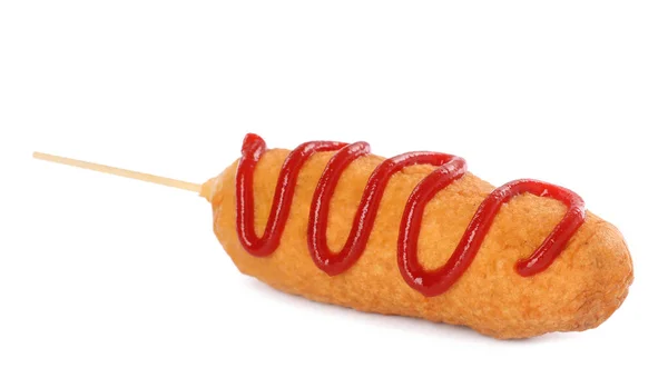 Pyszne Smażone Hot Dogi Kukurydziane Ketchupem Izolowane Białym — Zdjęcie stockowe