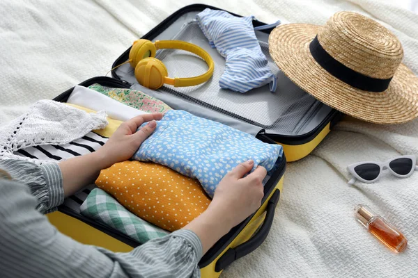 Mulher Mala Embalagem Para Viagem Cama Close — Fotografia de Stock