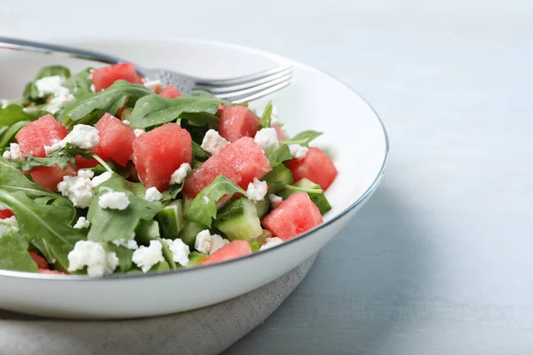 Heerlijke Salade Met Watermeloen Komkommer Arugula Feta Kaas Witte Tafel — Stockfoto