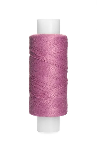 白に隔離されたライラック縫製糸のスプール — ストック写真