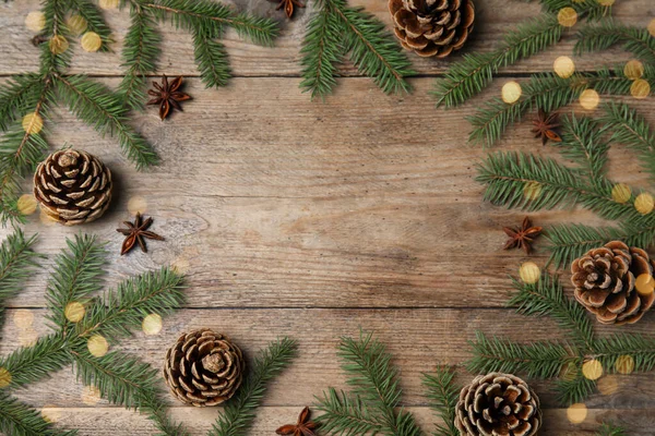 문자를 크리스마스 인사말 활엽수 가지를 배경에 평평하게 — 스톡 사진