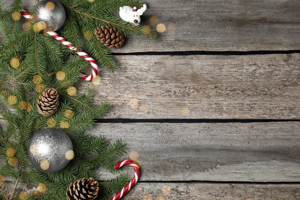 テキスト用スペース付きクリスマスグリーティングカード モミの木の枝や木製の背景にお祝いの装飾のフラットレイアウト組成 — ストック写真