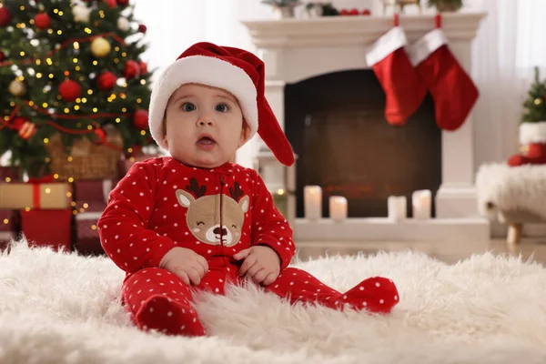 Bambino Cappello Babbo Natale Luminoso Pigiama Natale Sul Pavimento Casa — Foto Stock