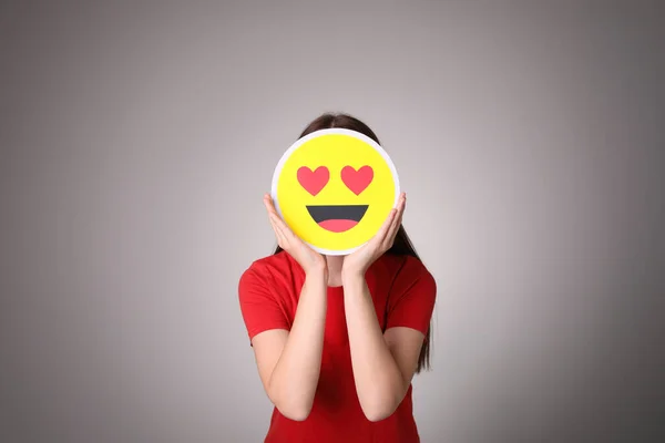 Mujer Cubriendo Cara Con Corazón Ojos Emoji Sobre Fondo Gris — Foto de Stock