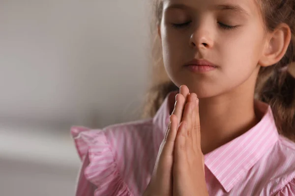 Χαριτωμένο Κοριτσάκι Χέρια Ενωμένα Προσεύχεται Θολή Φόντο Closeup — Φωτογραφία Αρχείου