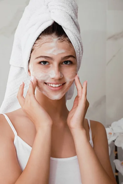 Gyönyörű Tinédzser Lány Alkalmazása Tisztító Hab Arcra Fürdőszobában Bőrápolási Kozmetikai — Stock Fotó