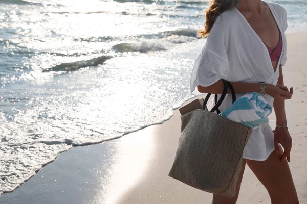 Bolso Mujer Con Toalla Playa Cerca Del Mar Primer Plano —  Fotos de Stock