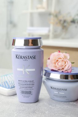MYKOLAIV, UKRAINE - EYLÜL 07, 2021: Kerastase saç bakım kozmetik ürünleri ve tuvaletteki ışık masasında fırça