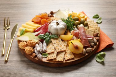 Tahta masada servis edilen farklı lezzetli aperatifler.