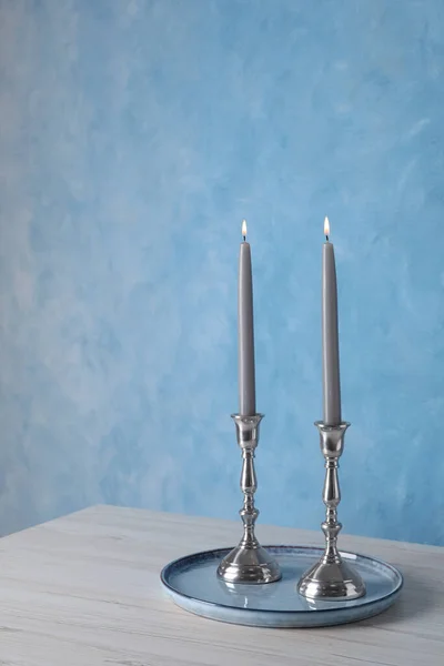 Halter Mit Brennenden Kerzen Auf Holztisch Neben Hellblauer Wand Platz — Stockfoto