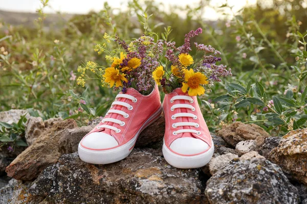 Sapatos Com Belas Flores Pedras Livre — Fotografia de Stock