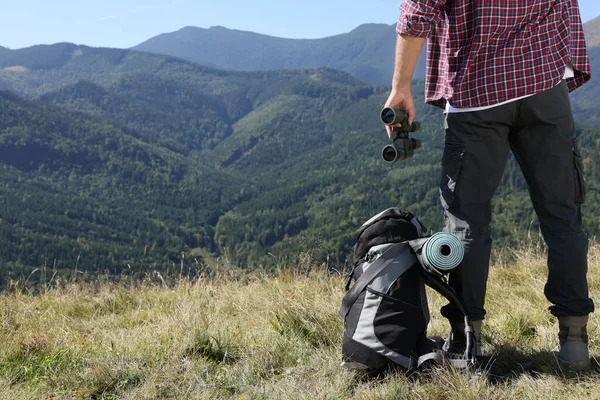 带着远足装备和双筒望远镜的山地观光客的背景 — 图库照片