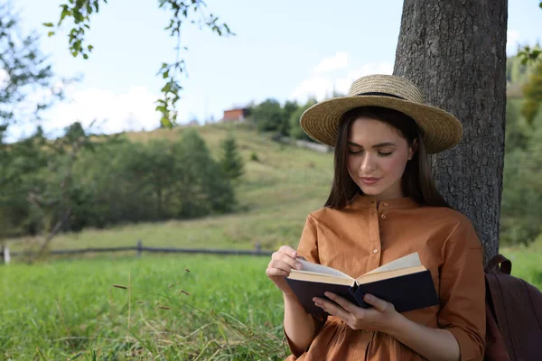 Giovane Donna Che Legge Libro Sotto Albero Sul Prato — Foto Stock