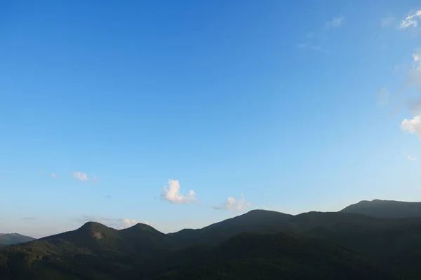 Hermosa Vista Del Cielo Azul Sobre Las Montañas Día Soleado —  Fotos de Stock