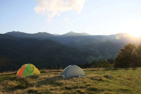 Due Tende Campeggio Colori Collina Montagna — Foto Stock