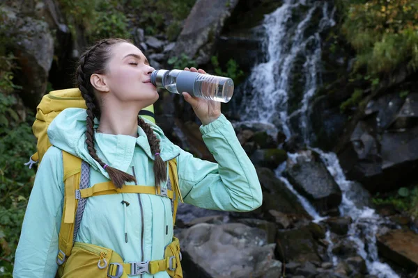 Touristen Trinken Wasser Der Nähe Von Wasserfällen Den Bergen — Stockfoto