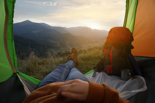 Donna Che Riposa All Interno Della Tenda Campeggio Montagna Tramonto — Foto Stock