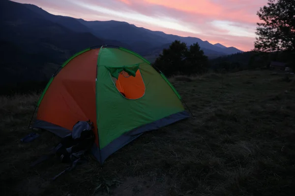 Kolorowy Namiot Kempingowy Zboczu Góry Zachodzie Słońca — Zdjęcie stockowe