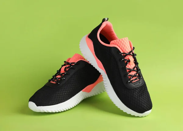 Paar Comfortabele Sportschoenen Lichtgroene Achtergrond — Stockfoto