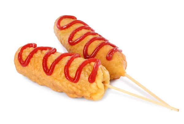 Pyszne Smażone Hot Dogi Kukurydziane Ketchupem Białym Tle — Zdjęcie stockowe