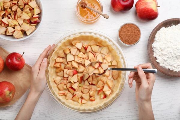 Femme Cuisson Tarte Aux Pommes Table Bois Blanc Vue Dessus — Photo