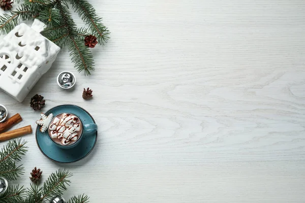 Lezzetli Sıcak Çikolata Marşmelov Beyaz Ahşap Masa Üzerinde Noel Süsü — Stok fotoğraf