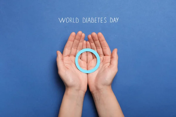 Mulher Segurando Círculo Papel Azul Perto Texto Dia Mundial Diabetes — Fotografia de Stock