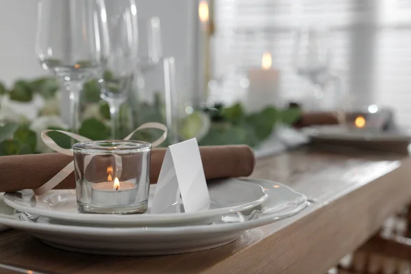 Ünnepi Asztalterítés Gyönyörű Asztali Eszközökkel Dekorációval Közelkép — Stock Fotó