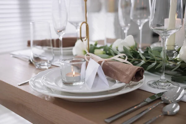 Festliche Tischdekoration Mit Schönem Geschirr Und Dekor Drinnen — Stockfoto