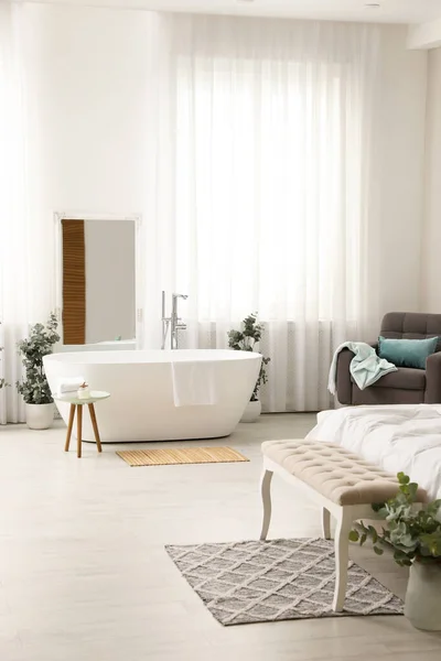 Stilvolles Helles Apartment Interieur Mit Weißer Badewanne Und Bett — Stockfoto