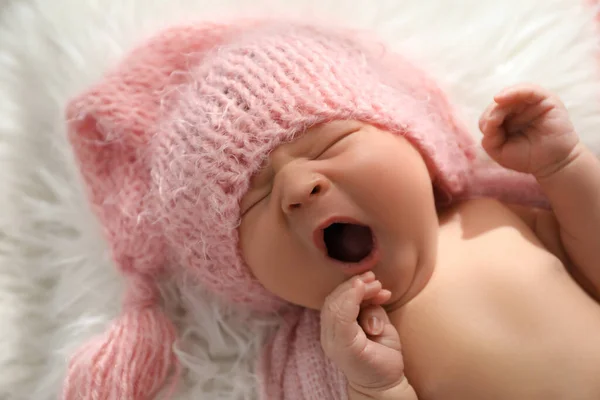 Bayi Yang Baru Lahir Yang Lucu Dengan Topi Menguap Dengan — Stok Foto