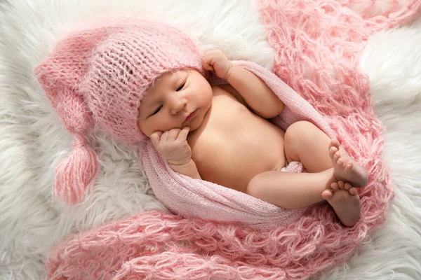 모자를 채흐린 귀여운 갓난아기 — 스톡 사진